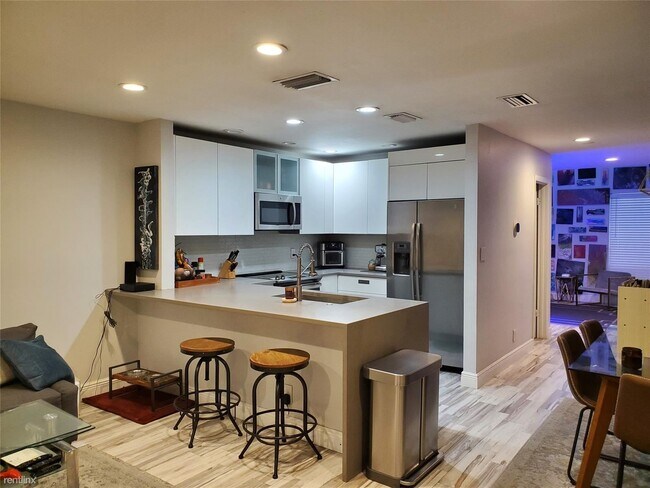 Building Photo - 2 br, 2.5 bath Townhome - 3900 NE 18th Ave