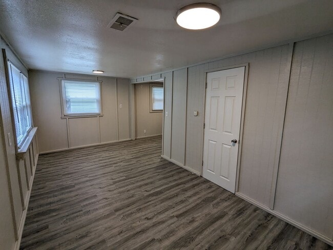 Building Photo - Newly Updated & Available NOW!!  2 Bedroom...