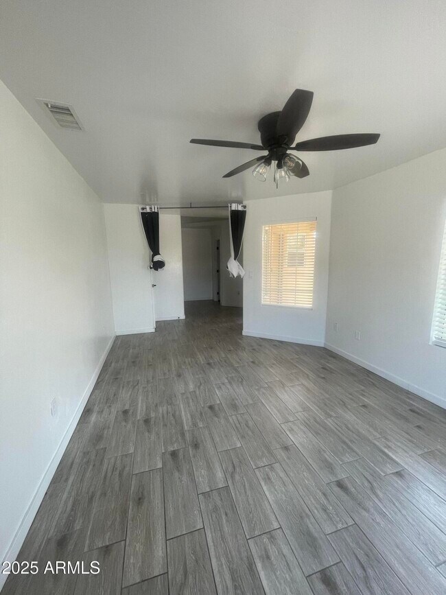 Building Photo - 8844 W Greer Ave