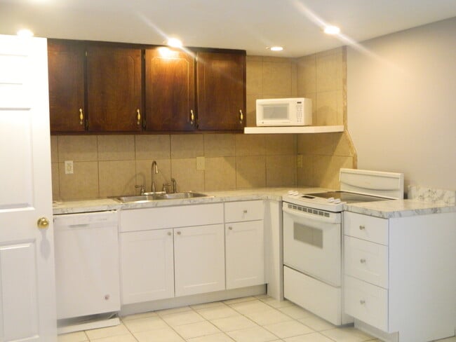 Building Photo - 1BR/1BA home close to shopping and Fort Be...