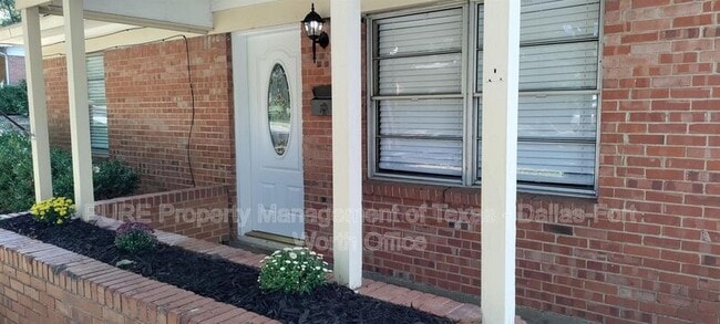Photo - 1607 Briarwood Blvd House