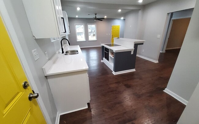 Building Photo - Newly Renovated with Luxury Features