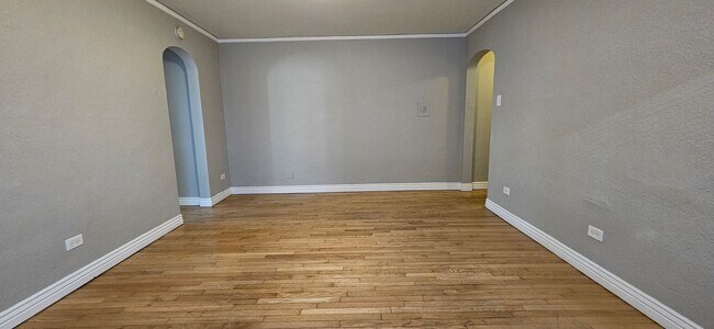 Building Photo - Spacious - Large Kitchen - Convenient Location