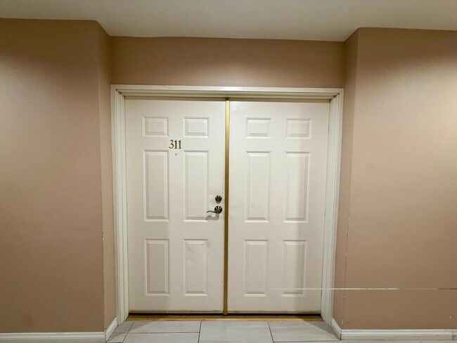 Puerta principal - 14141 Dickens St