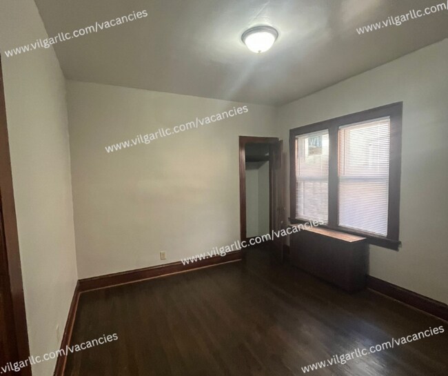 Foto del edificio - 3 large bedrooms, 1 full bath home in Gary, IN