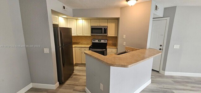 Foto del edificio - 1401 Village Blvd