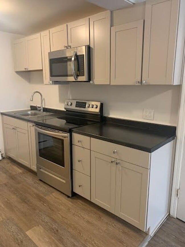 Building Photo - Renovated Studio Apartment