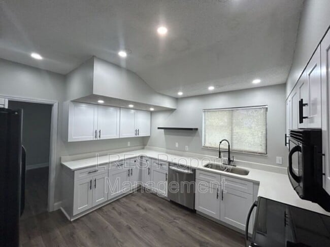 Building Photo - 1450 Eden Dr