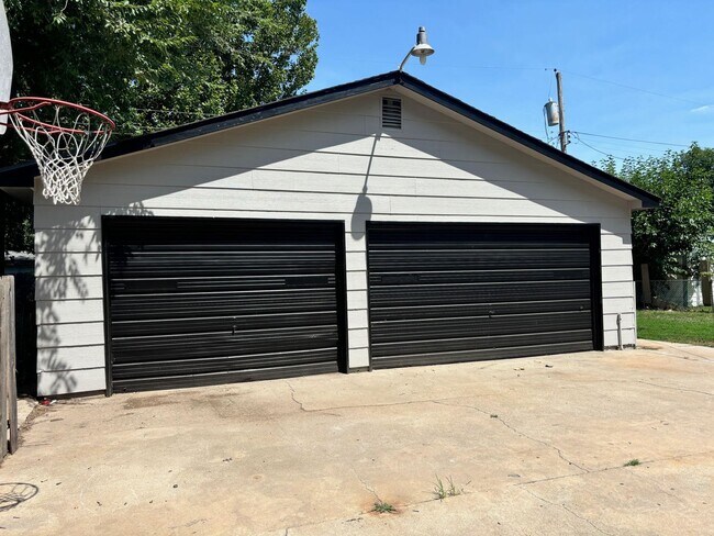 Building Photo - Coming Soon! Beautiful 3 Bedroom 1 Bath home with a 4+ Car Garage!