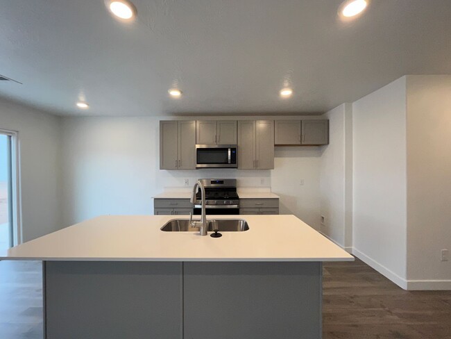 Foto del edificio - Beautiful Four Bed Townhome!!