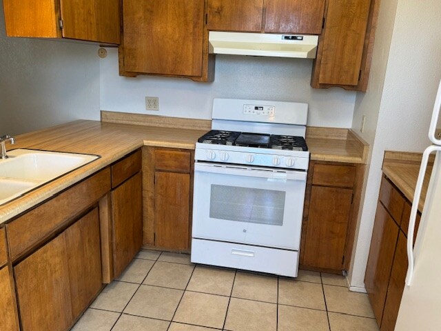 Building Photo - 5470 Robles Ave
