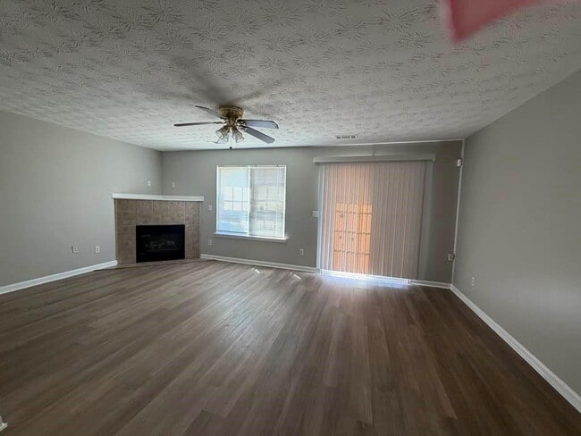 Living room - 753 Georgetown Ct