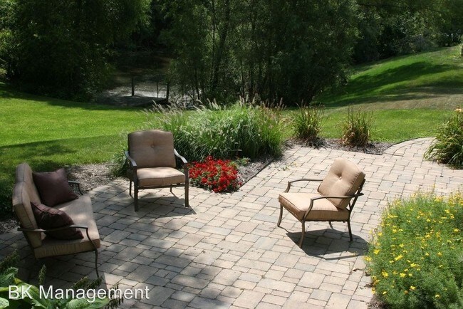 Foto del edificio - 619 Bur Oak Ct W