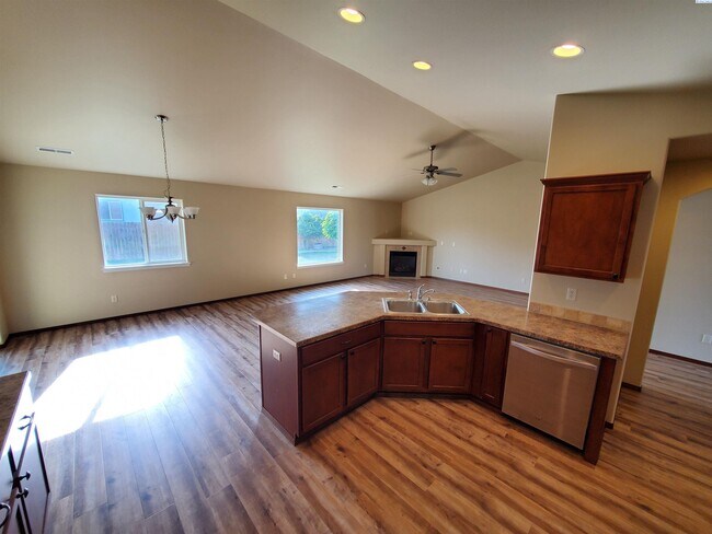 Building Photo - New Paint & LVP flooring!