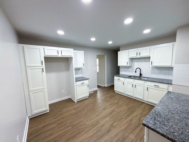 Building Photo - 2479 Kitchner Dr