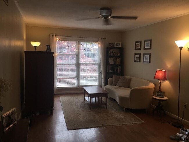 Foto del edificio - 811 Colony Dr