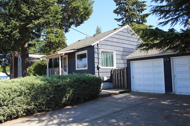 Building Photo - Exquisite One of a Kind 2+ Bedroom Russell...