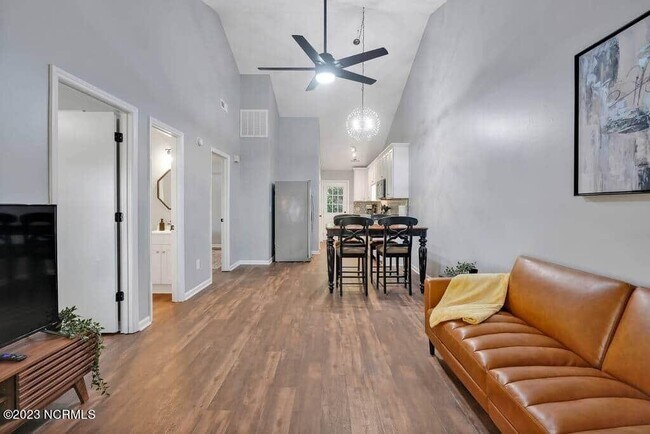 Building Photo - 5202 Fox Ct