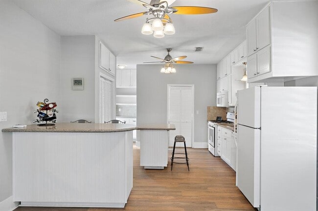 Building Photo - 4905 Bernardo De Galvez Ave