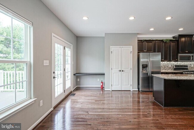 Building Photo - 1048 Regency Pl