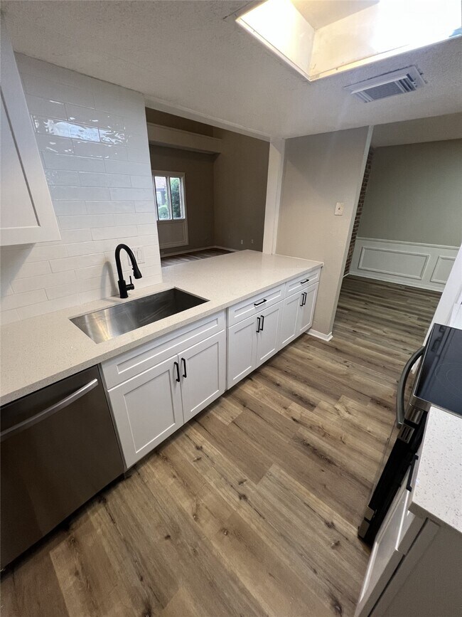 Building Photo - 1310 Town Cir