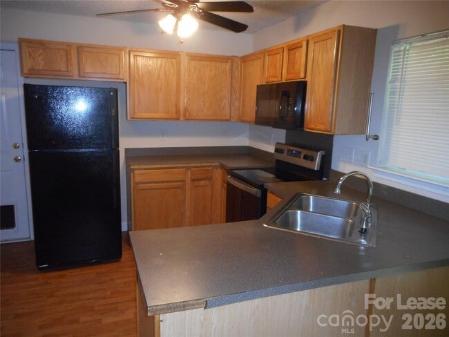 Foto del edificio - 8037 Shiny Meadow Ln