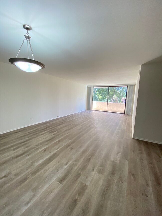 Foto del edificio - 15222 Magnolia Blvd