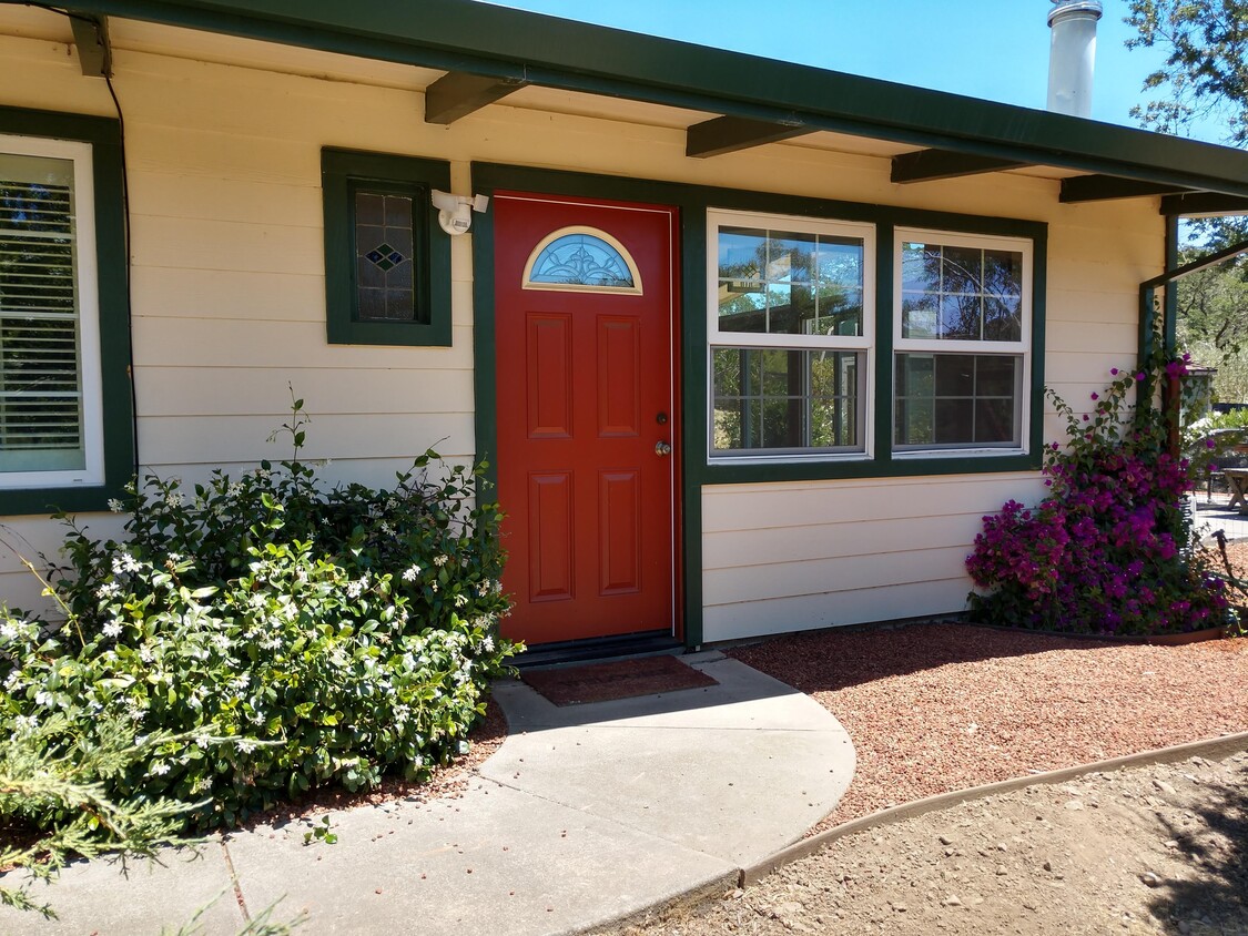 Country Cottage - 12195 Henno Rd