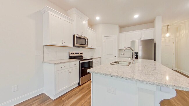 Building Photo - Like New Townhome