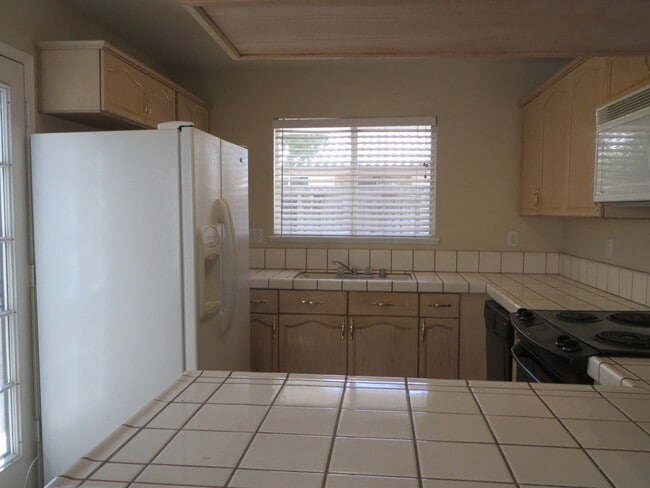 Building Photo - Nice home in Clovis. Near shopping, school...