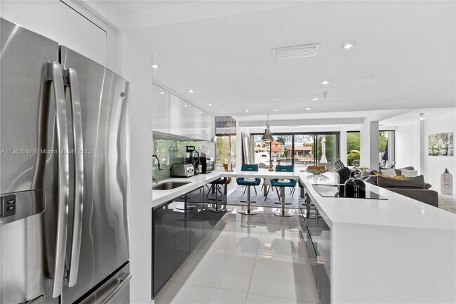 Building Photo - 387 Poinciana Island Dr