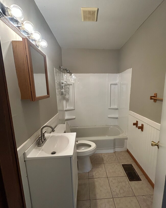 Building Photo - 440 Oakmont St