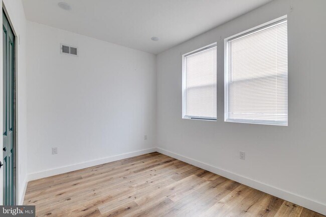 Foto del edificio - 4243 Mantua Ave