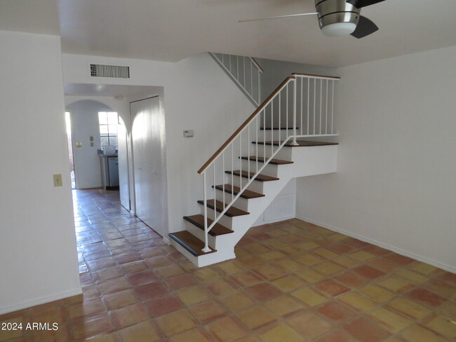 Building Photo - 921 W University Dr