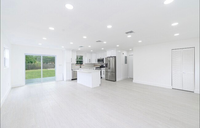 Building Photo - 6253 SW 62nd Ct