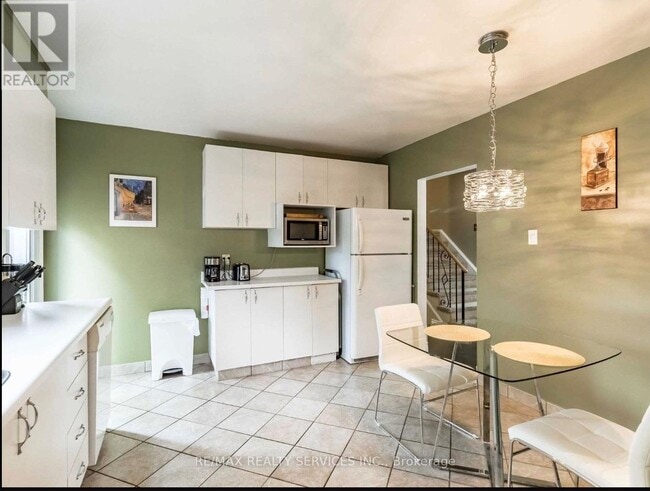 Building Photo - 64 Brookdale Crescent