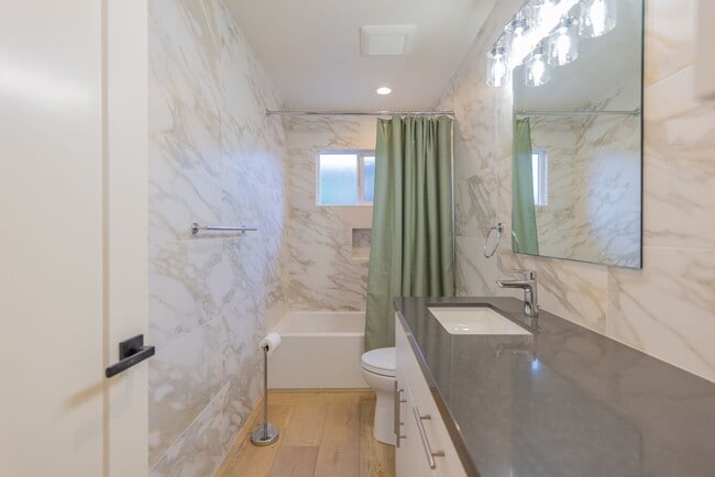 Building Photo - Freshly remodeled duplex home