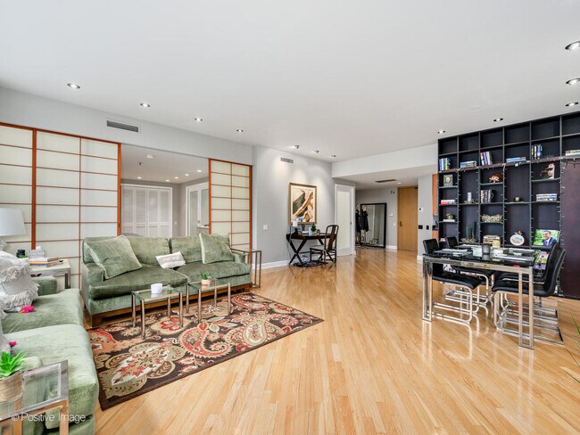 Building Photo - 675 N McClurg Ct