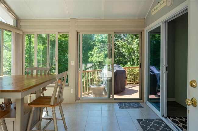 Foto del edificio - 221 Narragansett Ave E