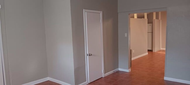 Building Photo - Hawthorne Duplex and Back House