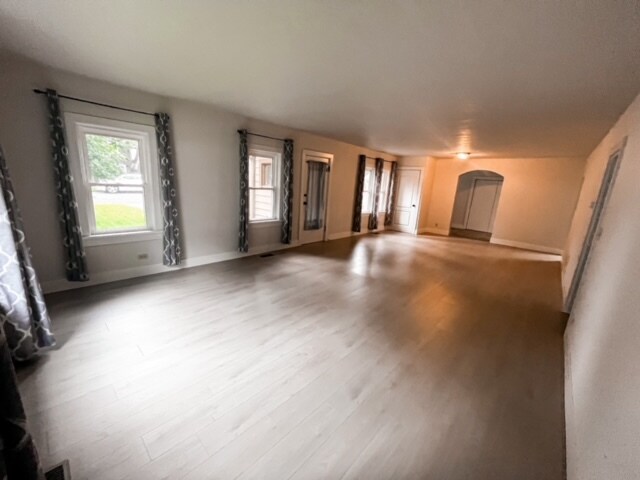 Sala de estar de gran tamaño, con vista al área de la cocina. - 1601 E Montana Ave