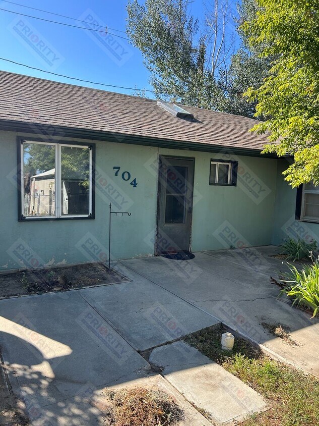 Primary Photo - 704 S Brooks Ave