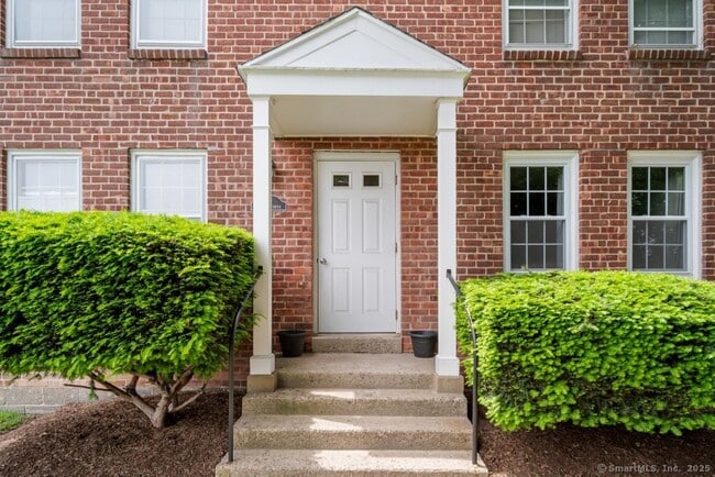 Building Photo - 10 Clarmore Dr