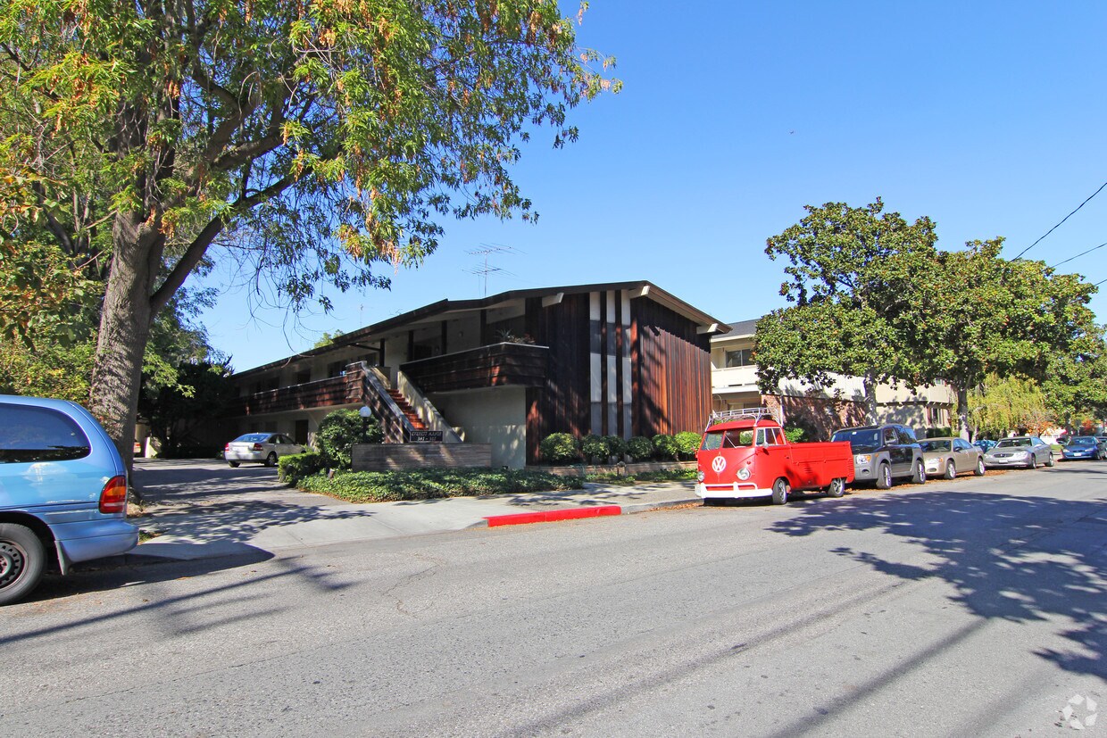 Building Photo - Everett manor