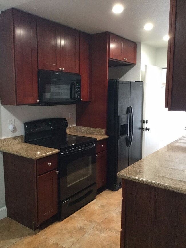 Building Photo - 2 Bedroom / 1 Bathroom Townhome in Bay Point
