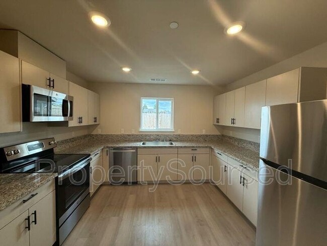 Building Photo - 936 W Alameda St