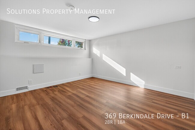 Photo du bâtiment - Newly Renovated 2 bedroom basement unit AV...