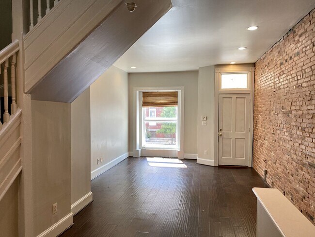 Building Photo - 4 Bedroom MODERN Townhome in Station North...