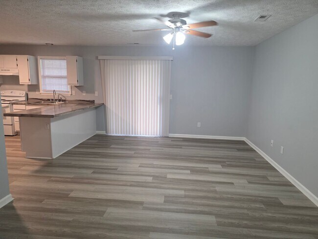 Foto del edificio - 2 Bedroom, 1 bath apartment - Downstairs Unit
