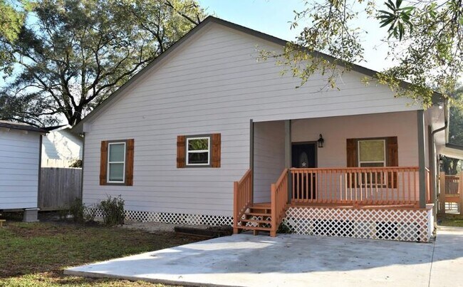 Newly renovataed - 8902 Lockwood Dr